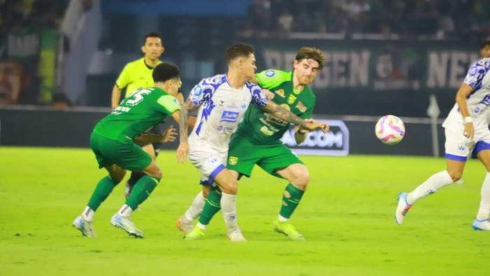 Pemain PSIS, Gali Freitas (tengah) mendapat penjagaan dari pemain Persebaya dalam pertandingan Rabu (12/3/2025).