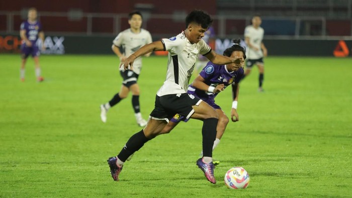 Pemain PSM Makassar Abdul Rahman mencetak gol ke gawang Persik Kediri dalam laga Liga 1 2024/2025 di Stadion Gelora Soepriadi. Skor akhir 2-2.
