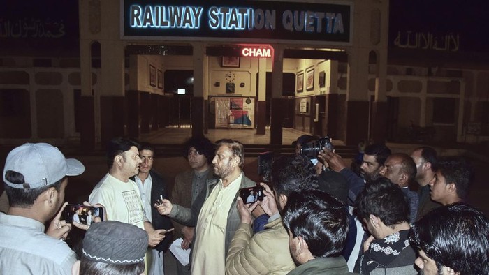Pemberontak Bajak Kereta di Pakistan, 35 Penumpang Disandera Passengers rescued by security forces from a passenger train attacked by insurgents arrive at a railway station in Quetta, Pakistan, Wednesday, March 12, 2025. (AP Photo/Arshad Butt)
