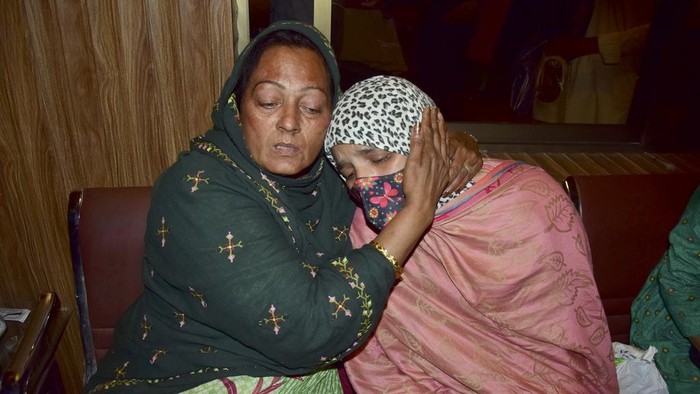 Pemberontak Bajak Kereta di Pakistan, 35 Penumpang Disandera Passengers rescued by security forces from a passenger train attacked by insurgents arrive at a railway station in Quetta, Pakistan, Wednesday, March 12, 2025. (AP Photo/Arshad Butt)