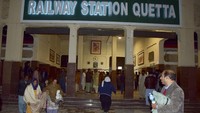 Penumpang yang diselamatkan oleh pasukan keamanan dari kereta penumpang yang diserang oleh pemberontak tiba di stasiun kereta api di Quetta, Pakistan, Rabu (12/3/2025).  