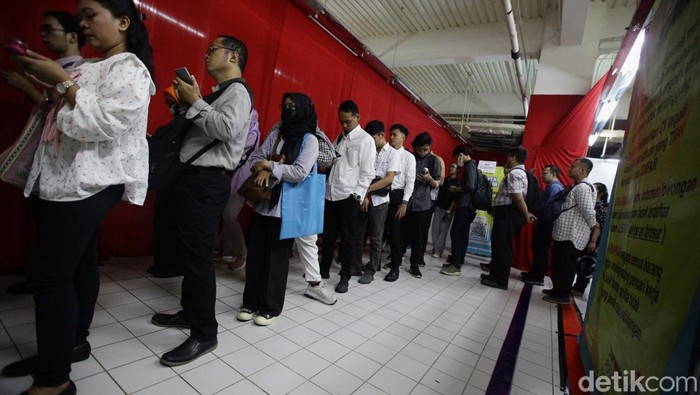 Bursa kerja digelar di Thamrin City, Jakarta, Rabu (12/3/2025). Acara ini diserbu para pencari kerja.