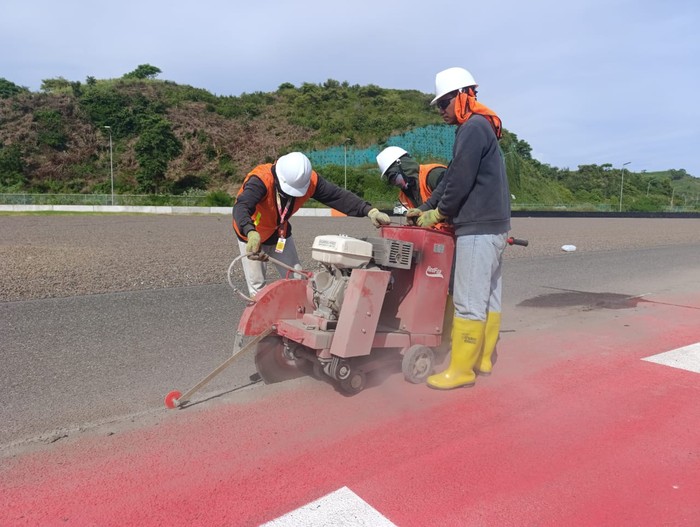 Pemotongan aspal dan penambahan gravel di Sirkuit Mandalika