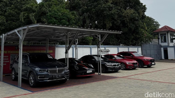 Penampakan Deretan Mobil Mewah Milik Tersangka Kasus Investasi Bodong Net89 (Taufiq/detikcom).