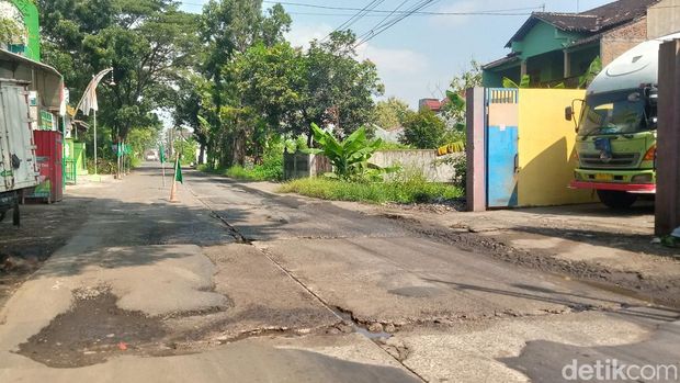 Penampakan kerusakan Jalan Lingkar Delanggu, Klaten.