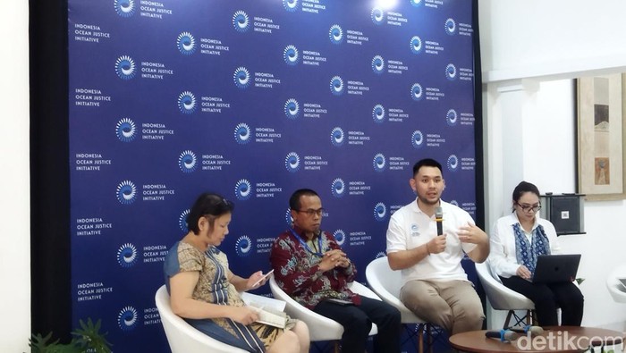 Peneliti IOJI, Andreas Aditya Salim (kemeja putih) (Kurniawan/detikcom).