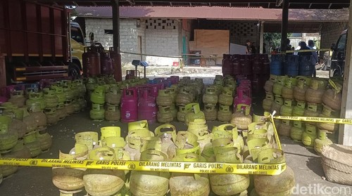 Barang bukti kasus pengoplosan gas LPG 3 kg di Banjar Griya Kutri, Desa Singapadu Tengah, Kecamatan Sukawati, Gianyar, Bali, Selasa (11/3/2025). (Foto: Ni Komang Ayu Leona/detikBali)