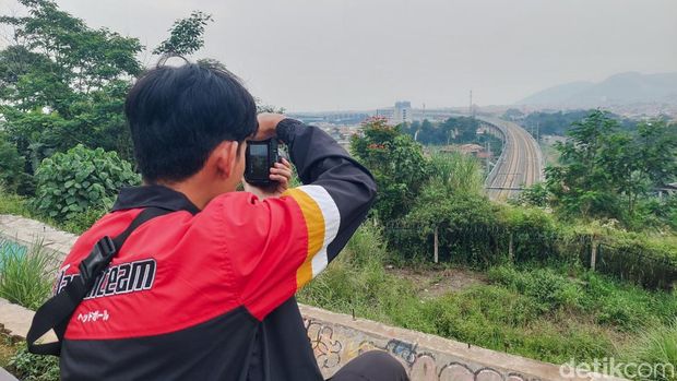 Pengunjung ngabuburit di bukit Gunung Bohong Cimahi