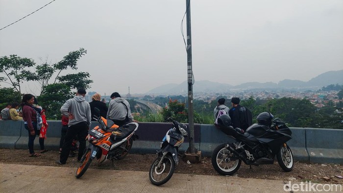 Pengunjung ngabuburit di bukit Gunung Bohong Cimahi