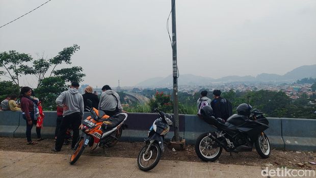 Pengunjung ngabuburit di bukit Gunung Bohong Cimahi