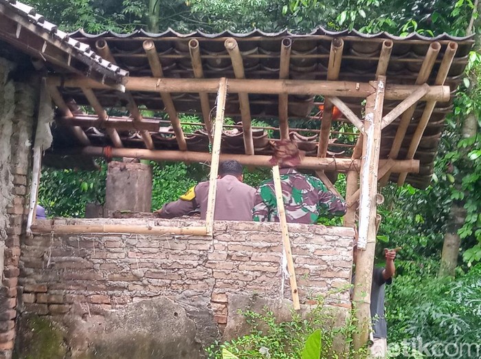 Perbaikan rumah di Desa Tegalgondo, Kecamatan Wonosari, Klaten yang tersambar petir, Rabu (12/3/2025).