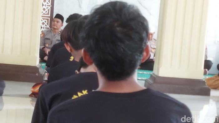 Peserta pesantren kilat pelaku perang sarung di Cirebon.