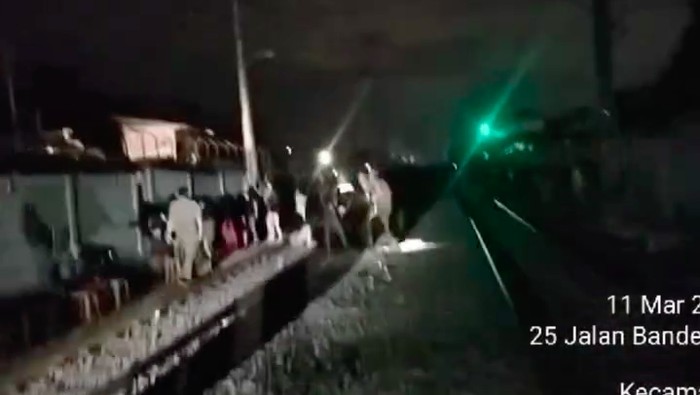 Petugas gabungan kembali menggerebek praktik prostitusi di Gang Royal, Tambora, Jakarta Barat (Jakbar). Lokasi prostitusi yang digerebek terlihat sangat gelap. (dok Satpol PP)