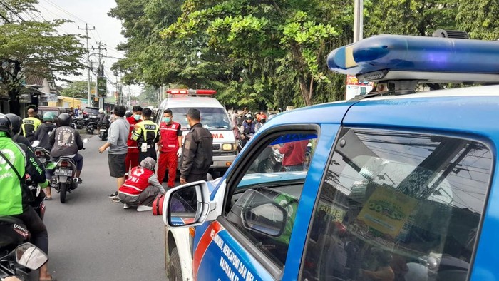 Petugas saat mendatangi lokasi kecelakaan di Jalan Parangtritis, tepatnya di depan Kampus ISI Jogja, Sewon, Bantul, Rabu (12/3/2025).
