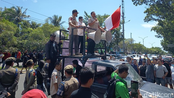 Plt Kepala Kesangpol Sulsel Ansar menemui massa aksi driver ojol di depan Kantor Gubernur Sulsel.
