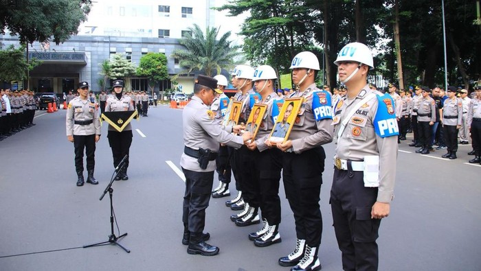 Polda Metro Jaya memecat 4 anggota yang melakukan penggaran serius.