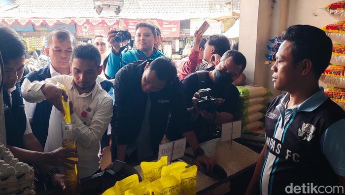 Polisi cek takaran minyakita di pasar tradisional Cimahi
