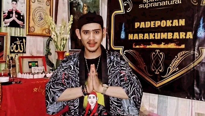 Polisi menangkap Rafi Ramadhan (RR), pengedar narkoba yang berkedok menjadi paranormal. Rafi memiliki nama alias untuk menjalankan praktik kleniknya. (dok. IG @narakumbara_21)