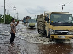 Banjir Jalintim di Pelalawan Meningkat, Akses 2 Arah Diberlakukan Buka Tutup
