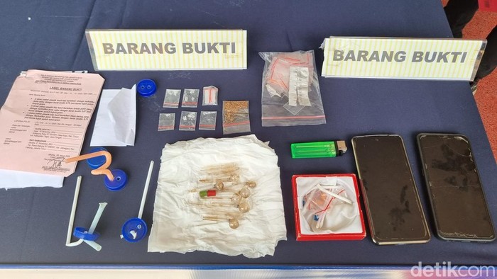 Polisi menyita sabu hingga ganja sintetis dari spiritualis Rafi Ramadhan.