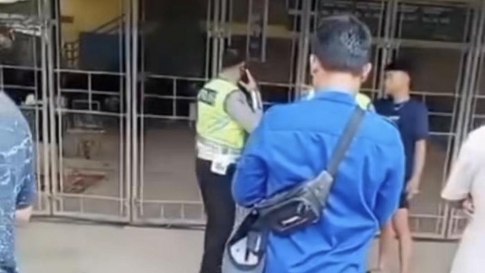 Polisi saat mengecek lokasi penemuan mayat bersimbah darah di Prabumulih.