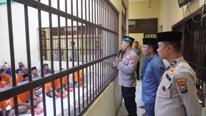 Polres Bangkalan Buka Puasa Bersama Puluhan Tahanan