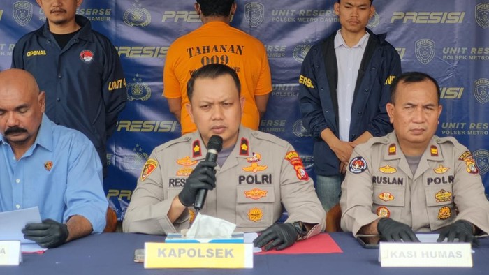 Polsek Gambir menangkap pemalak pengemudi JakLingko di Tanah Abang. Pelaku rupanya pecatan polisi.