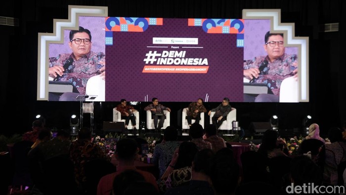 Potret Antusiasme Peserta Ikuti Demi Indonesia Ayo Berkoperasi Demi Indonesia Ayo Berkoperasi, Koperasi Bangkit digelar di Menara Bank Mega, Jakarta, Rabu (12/3). Para peserta yang hadir tampak antusias mengikuti jalannya acara.