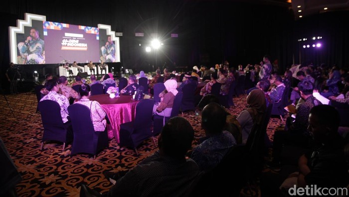 Demi Indonesia Ayo Berkoperasi, Koperasi Bangkit digelar di Menara Bank Mega, Jakarta, Rabu (12/3). Para peserta yang hadir tampak antusias mengikuti jalannya acara.