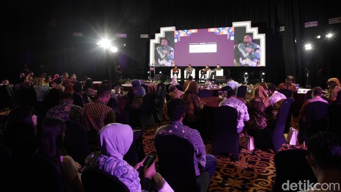 Potret Antusiasme Peserta Ikuti Demi Indonesia Ayo Berkoperasi Demi Indonesia Ayo Berkoperasi, Koperasi Bangkit digelar di Menara Bank Mega, Jakarta, Rabu (12/3). Para peserta yang hadir tampak antusias mengikuti jalannya acara.