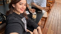 Di Instagramnya, Ifan cukup aktif membagikan aktivitasnya. Salah satunya momen kulinerannya bersama sang istri, Citra Monica.  Foto: Instagram @ifanseventeen