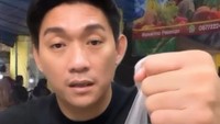 Bikin konten beli takjil, Ifan mengaku sering dianggap sebagai mualaf karena wajahnya. Tentunya konten ini bikin orang terhibur. Foto: Instagram @ifanseventeen