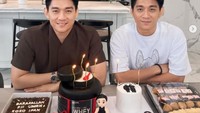 Rayakan ulang tahun dengan kemabarannya, Ifan dapat banyak kue, brownies sampai jajanan pasar. Foto: Instagram @ifanseventeen