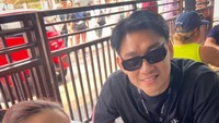 Jalan-jalan dengan sang istri ke Malaysia, keduanya cicip nasi lemak hingga roti canai dengan topping telur. Foto: Instagram @ifanseventeen