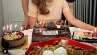 Rayakan ulang tahun sang istri, Ifan berikan kejutan mulai dari kue cokelat, sushi sampai ayam goreng. Foto: Instagram @ifanseventeen