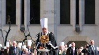 Warga London berkumpul untuk merayakan Shrove Tuesday di acara tahunan Inter-Livery Pancake Day Races di London.