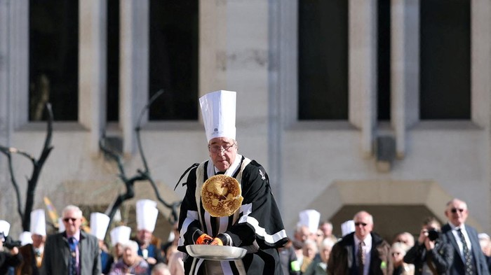 Potret Keseruan Lomba Lari Pancake di London A competitor takes part in the annual Inter-Livery Pancake Races, on Shrove Tuesday, in Guildhall Yard, in London, Britain, March 4, 2025. REUTERS/Toby Melville TPX IMAGES OF THE DAY
