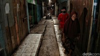 Tampak lorong-lorong pasar sepi dari aktivitas jual beli.  