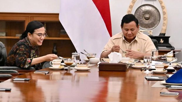 Presiden Prabowo bersama Menteri Keuangan Sri Mulyani saat berbuka puasa di Istana Negara, sore ini, Rabu (12/3/2025). (Tangkapan layar instagram @sekretariat.kabinet)