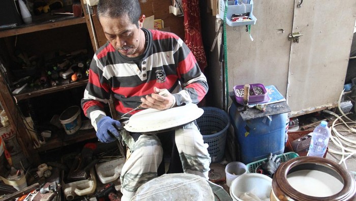 Perajin membuat alat musik rebana di Tunggulwulung, Malang, Jawa Timur, Rabu (12/3/2025). Menurut perajin permintaan perbaikan dan pembuatan alat musik rebana sejak awal bulan Ramadhan meningkat dari kisaran 45 buah menjadi 60 buah per bulan yang dijual dengan harga Rp75 ribu hingga Rp1,5 juta ke berbagai daerah. ANTARA FOTO/Ari Bowo Sucipto/Spt.