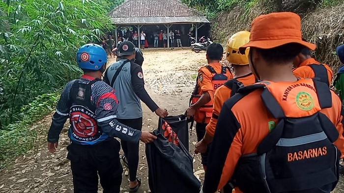 Proses evakuasi anak yang hanyut di Sungai Cipatujah, Tasikmalaya