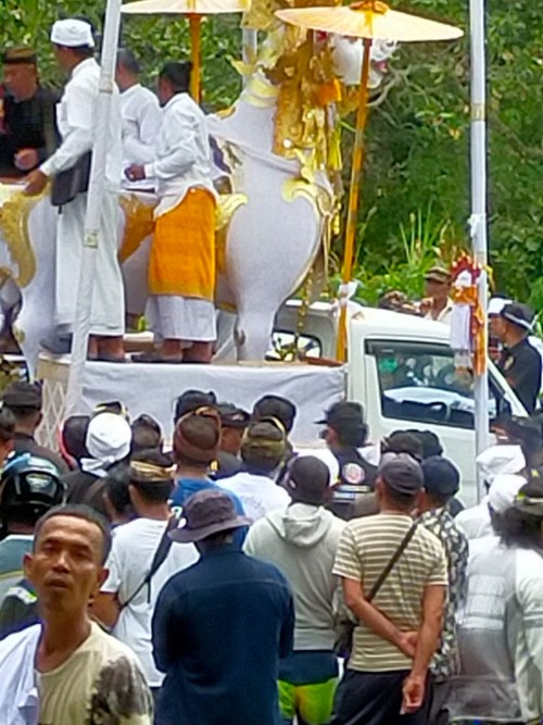 Prosesi ngaben Jero Setar di Nusa Penida, Klungkung, Rabu (12/3/2025). (IST)