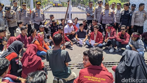 Puluhan mahasiswa Ikatan Mahasiswa Muhammadiyah Mataram demo kantor DPRD NTB, Rabu (12/3/2025). (Ahmad Viqi/detikBali).