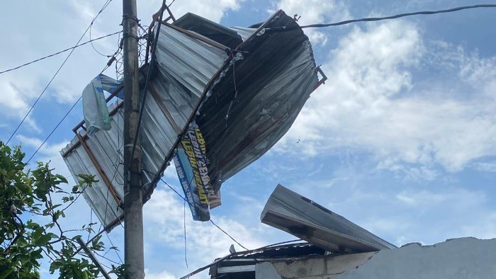 Puting beliung membuat atap warga nyangkut ke tiang listrik di Pati, Rabu (12/3/2025).
