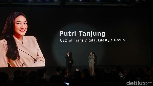 Putri Tanjung bersama Senior Retail Huawei Device Indonesia Edy Supartono di peluncuran Huawei Mate X6