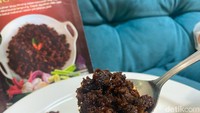 Rendang udang rebon dari Rendang Zara ini wangi udang rebonnya yang paling mendominasi. Bahkan, sampai menutupi rasa bumbu rendang itu sendiri. Foto: detikFood/Yenny Mustika Sari