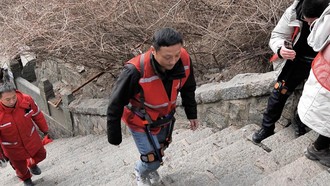 Canggihnya Robot Eksoskeleton AI yang Bikin Naik Gunung Tanpa Pegal