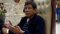 Mantan Presiden Filipina Rodrigo Duterte ditangkap pada Selasa (11/3) setelah mendarat di bandara internasional Manila, ibu kota Filipina. Veronica Duterte via Instagram via REUTERS 