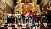 Penangkapan ini menuai pro kontra, keluarga korban perang narkoba gelar misa usai penangkapan Duterte. REUTERS/Lisa Marie David. 