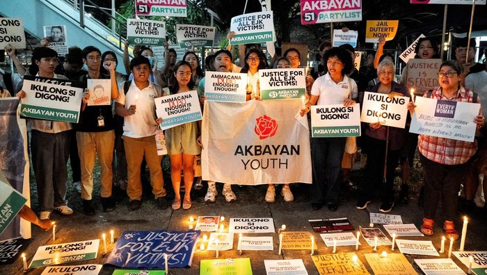 Rodrigo Duterte Ditangkap Terkait Perang Terhadap Narkoba People hold placards and lit candles during a protest following the arrest of former Philippine President Rodrigo Duterte, in Quezon City, Philippines, March 11, 2025. REUTERS/Lisa Marie David